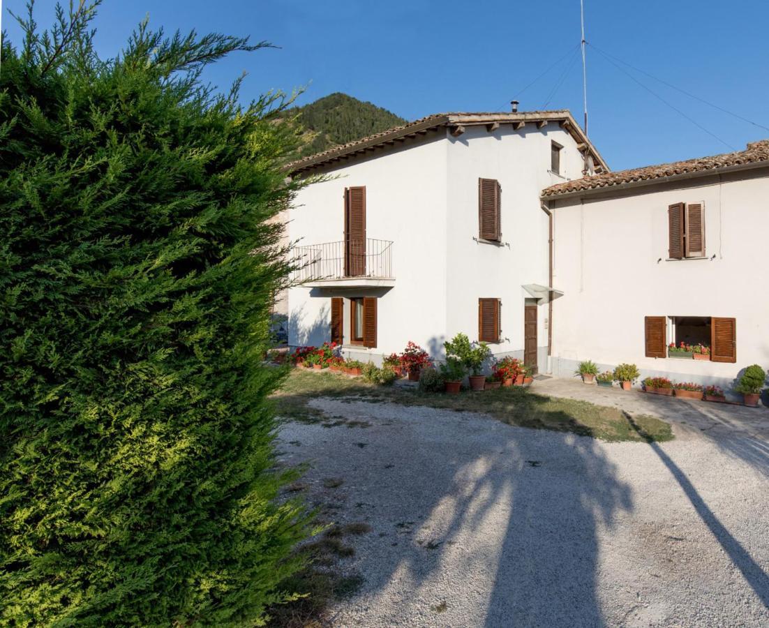 גוביו Borgo Santa Lucia Apartment With Private Parking & Garden מראה חיצוני תמונה